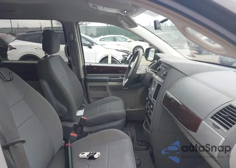 2010 Chrysler Town & Country Touring z USA, uszkodzony, nr VIN 2A4RR5D1XAR450155